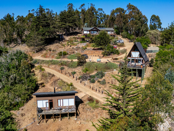 Parcela con casa principal + 2 cabañas en Tunquen