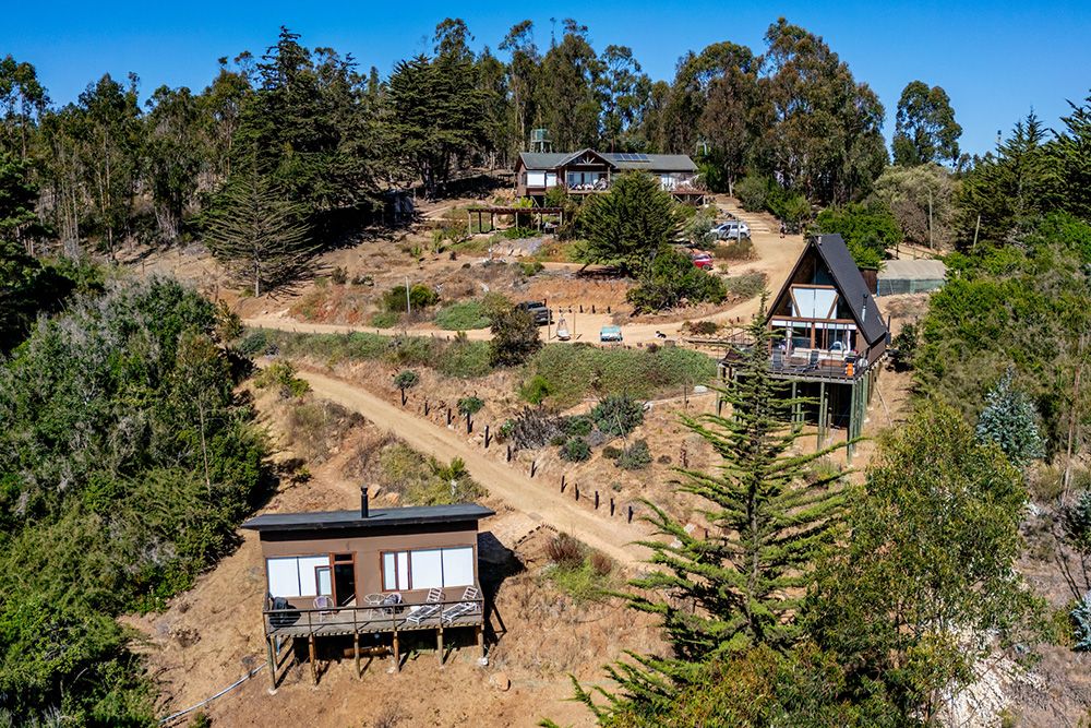 Parcela con casa principal + 2 cabañas en Tunquen